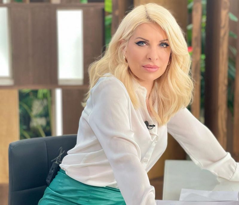 Η Ελένη Μενεγάκη φοράει με τον τρόπο της το top που όλες έχουμε