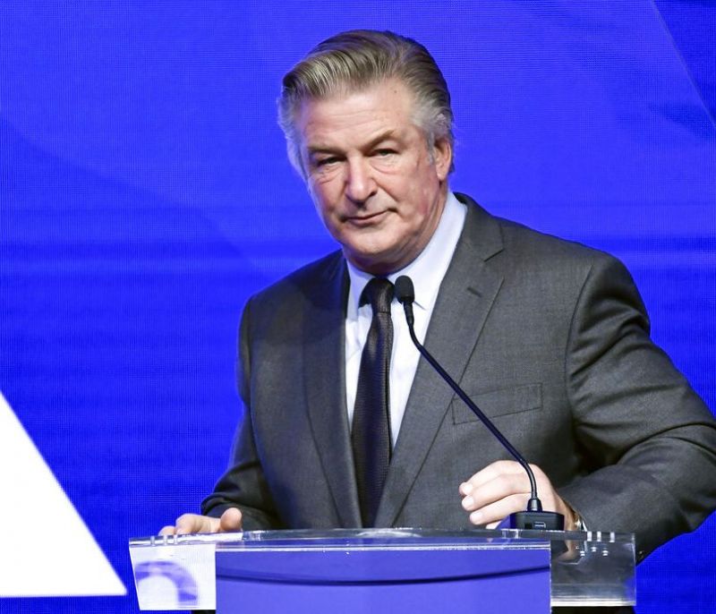 Ο Alec Baldwin επέστρεψε στη δουλειά μετά τον πυροβολισμό της Halyna Hutchins