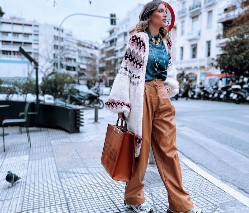 Η Αθηνά Οικονομάκου φόρεσε το faux-leather παντελόνι που χρειαζόμαστε για τα casual looks μας