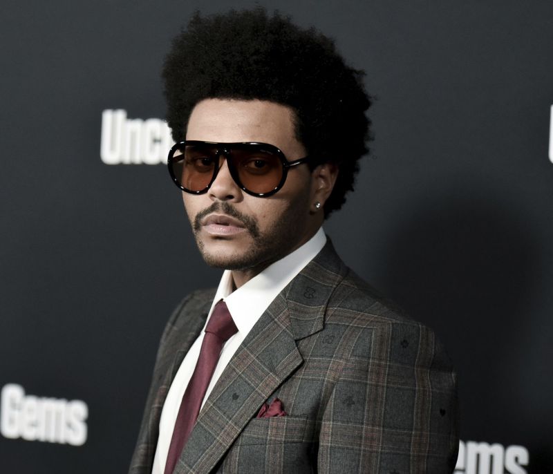 Πρώην η Hadid, νυν η φίλη της! Τα καυτά φιλιά του TheWeeknd πρόδωσαν τη νέα σχέση του