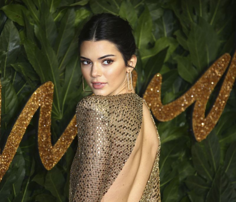 Bye brunette: Η Kendall Jenner με κόκκινα μαλλιά στην Εβδομάδα Μόδας του Μιλάνου