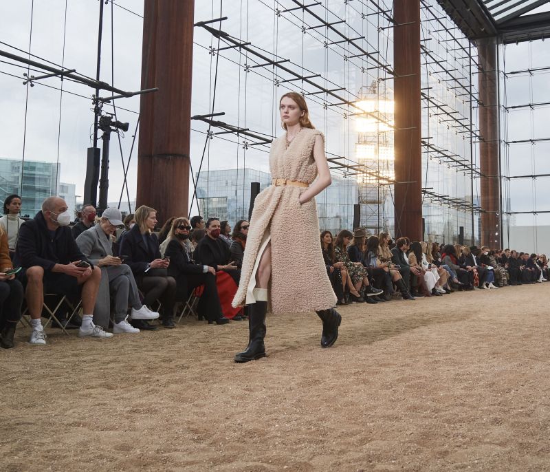 Chloé Fall 2022: Μπορεί τελικά το δέρμα να γίνει μέρος της βιώσιμης μόδας;