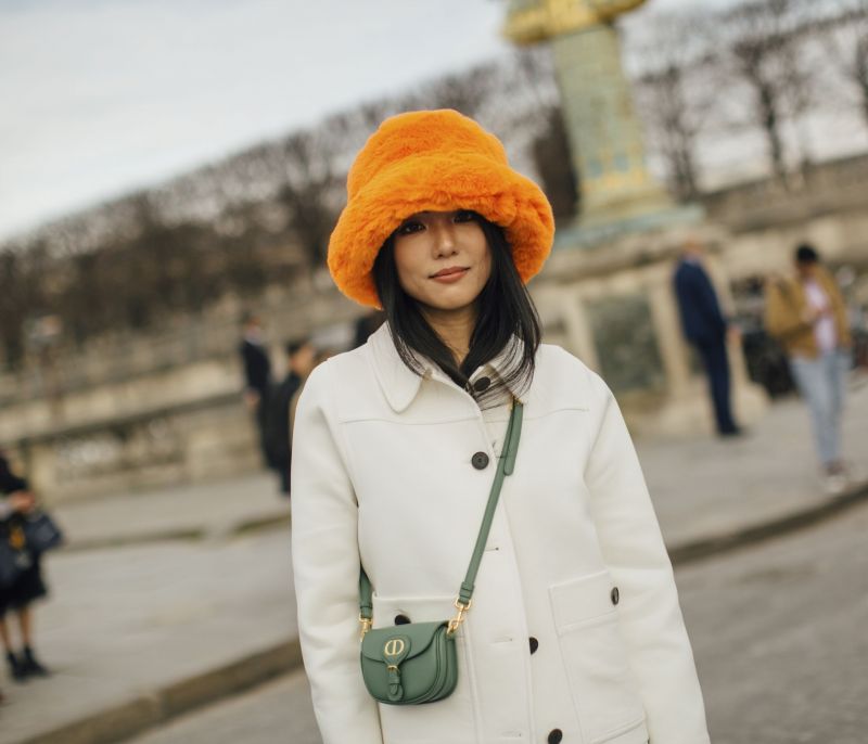 Τα 5 κορυφαία bag trends που ξεχωρίσαμε στo street style του ανοιξιάτικου Paris Fashion Week