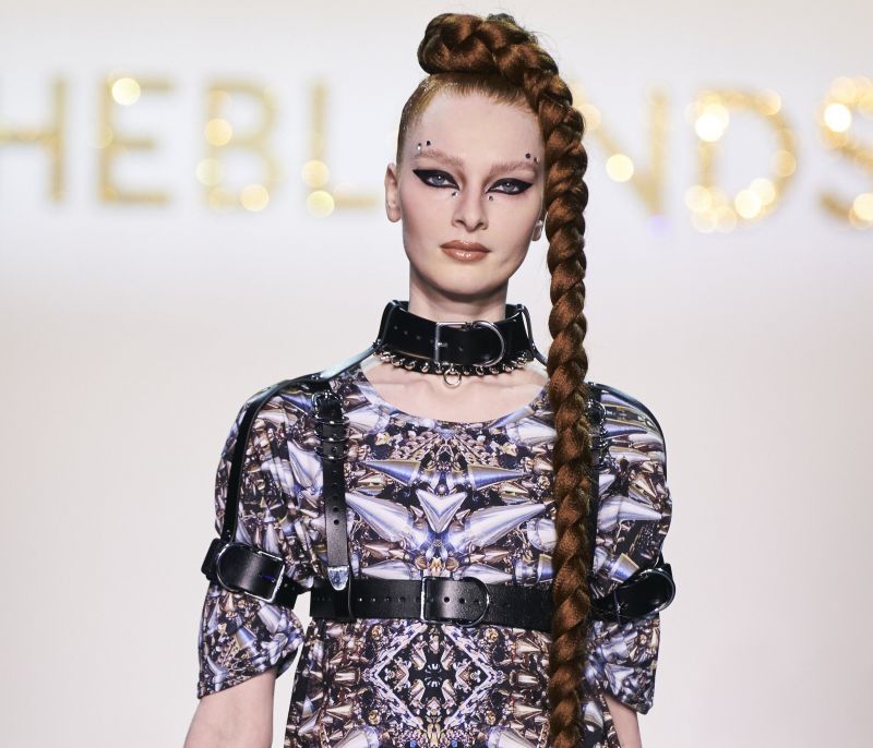 11 extravagant χτενίσματα που ξεχωρίσαμε από τα catwalks των Εβδομάδων Μόδας