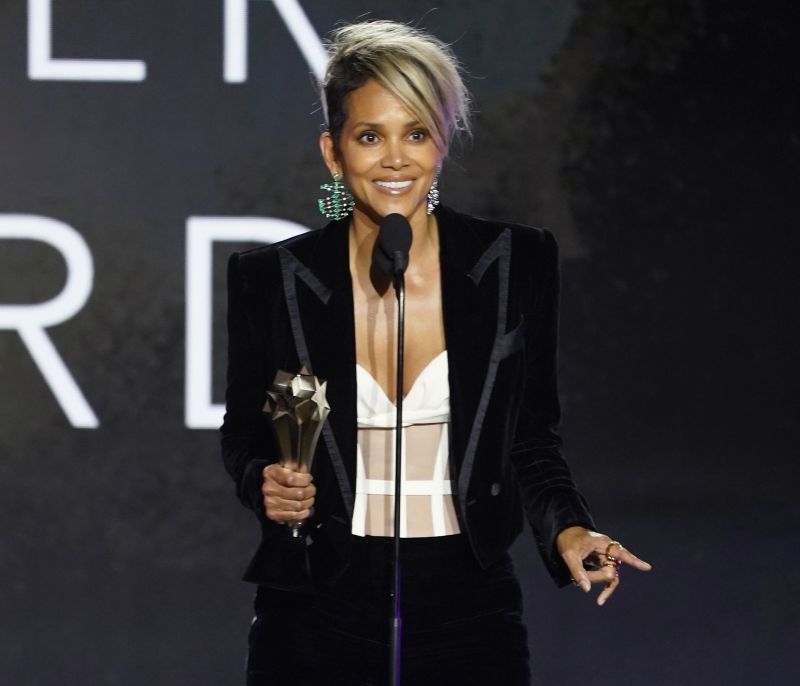 Η Halle Berry αποτίει φόρο τιμής στις γυναίκες στο Hollywood που αφηγούνται τη δική τους ιστορία