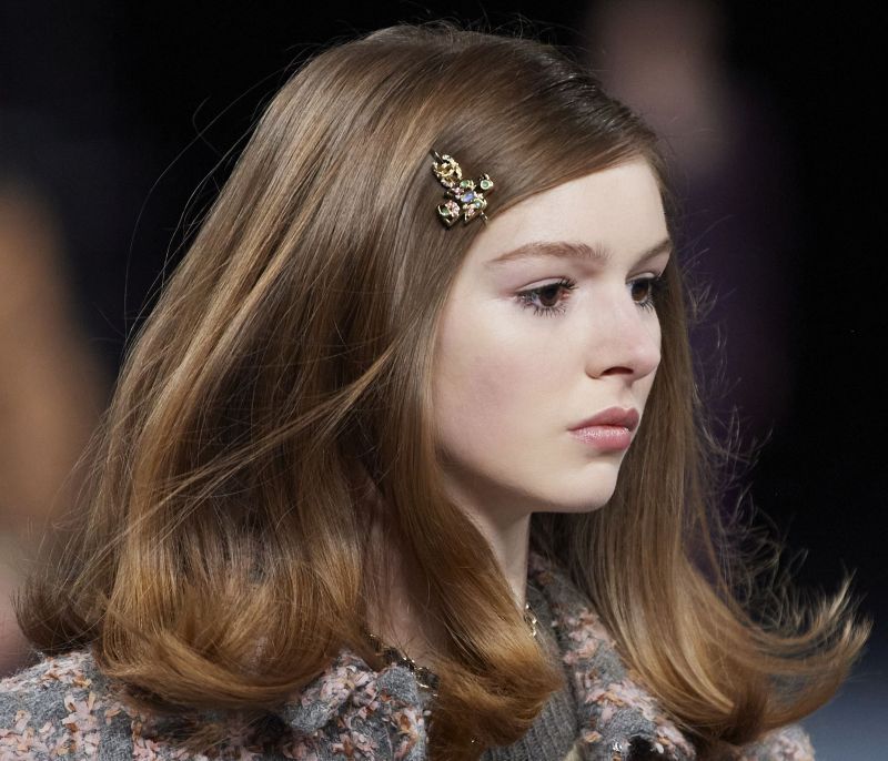 Chanel hair: Tips και προϊόντα για να αποκτήσεις λαμπερά μαλλιά όπως αυτά που είδαμε στην πασαρέλα