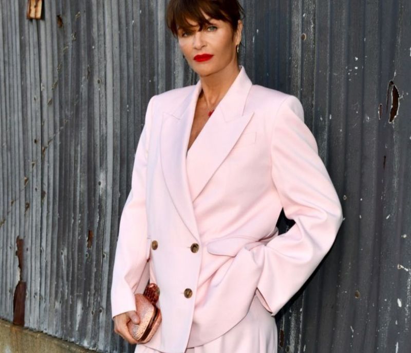 Η Helena Christensen με το pastel κοστούμι της έφερε το power suit του χειμώνα στην άνοιξη