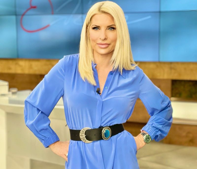 Το μπλε shirt dress της Ελένης Μενεγάκη είναι η πιο elegant επιλογή της εβδομάδας