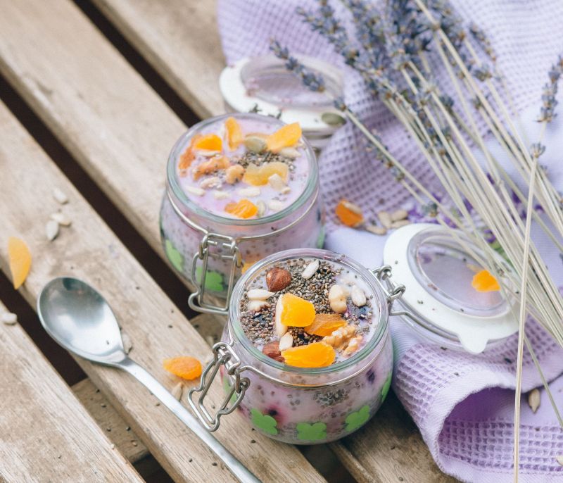 10 superfoods που πρέπει να έχεις πάντα στο ντουλάπι της κουζίνας σου (και πού κάνουν καλό)