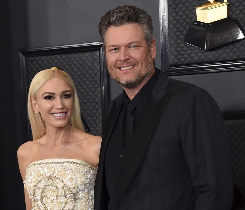 Η συγγνώμη της Gwen Stefani στον Blake Shelton επειδή ξέχασε να φορέσει το δαχτυλίδι αρραβώνων