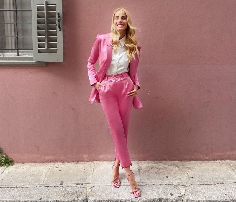 Η Δούκισσα Νομικού συμπλήρωσε το barbie look της με τα πιο λαμπερά πέδιλα