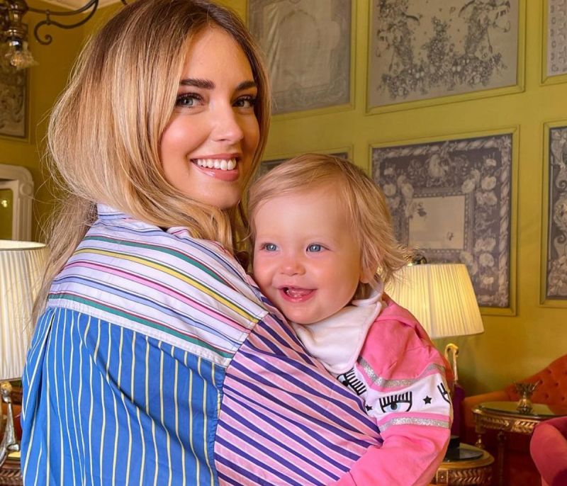 Chiara Ferragni: Με τη μητέρα της και την κόρη της φορούν ασορτί κίτρινο μπικίνι και εντυπωσιάζουν