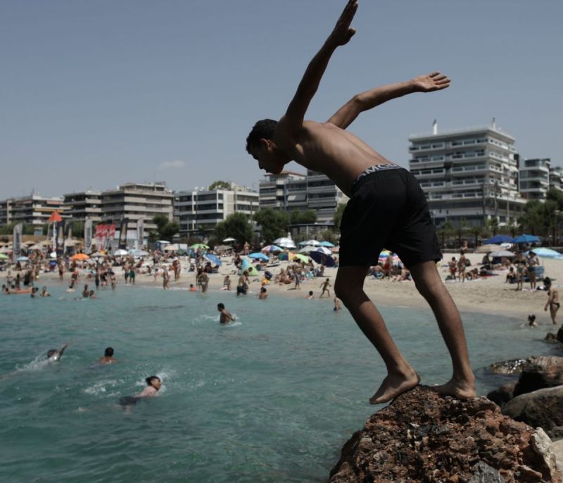 Μίνι καύσωνας, ευκαιρία για βουτιές: Οι 3 παραλίες δίπλα στην Αθήνα