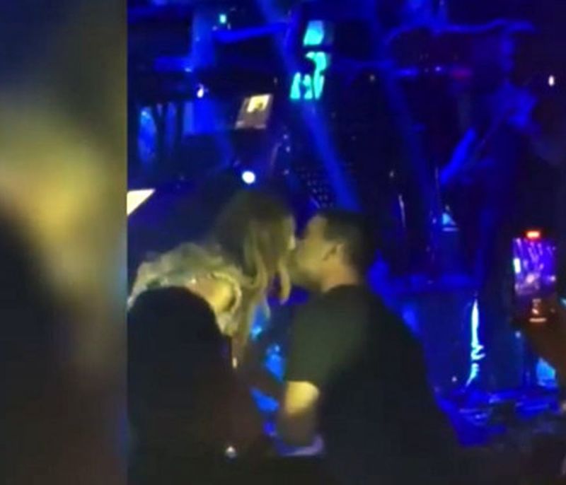 Βανδή-Μπισμπίκης: Το καυτό φιλί στο στόμα από την πίστα και η πιο τρυφερή αφιέρωσή της, γεμάτη νόημα