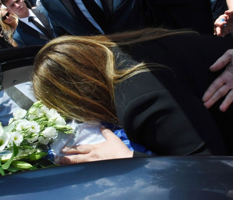 Κηδεία Γιάννη Κοντούλη: Κατέρρευσε η Δέσποινα Μοιραράκη - Ο σπαρακτικός επικήδειος