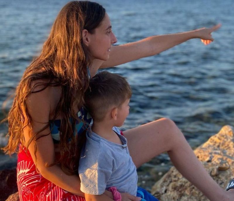 Φωτεινή Αθερίδου: Διακοπές στην Αίγινα με τον γιο και τον σύντροφό της - Οι υπέροχες φώτο