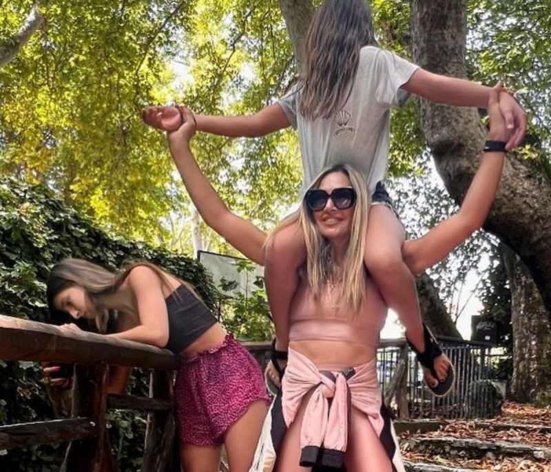 Ελένη Πετρουλάκη: Φωτογράφισε και τις τέσσερις κόρες της μαζί στην Κρήτη