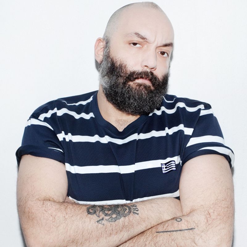 Ο διεθνής Έλληνας σχεδιαστής Άγγελος Φρέντζος μιλά στο Queen.gr λίγο πριν τη συμμετοχή του φετινό Madwalk