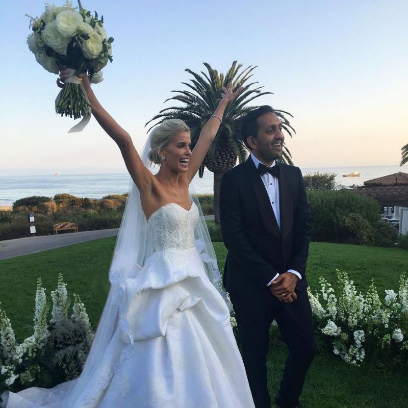 Αυτή η νύφη φόρεσε 9 διαφορετικά bridal σύνολα - και ήταν όλα εξίσου υπέροχα!