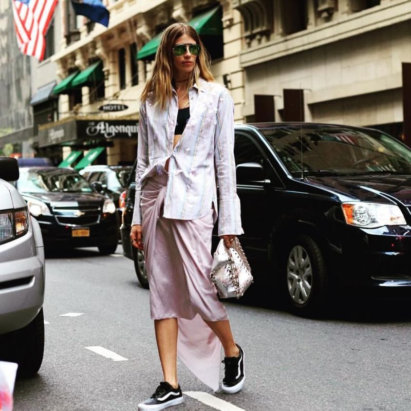 Τα sneakers που φόρεσαν όλα τα cool κορίτσια στην εβδομάδα μόδας κοστίζουν κάτω από 80 ευρώ!