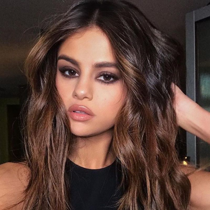 Η Selena Gomez έκανε μέσα σε 15' το μακιγιάζ που θα θέλεις να κάνεις αυτό το ΣΚ!