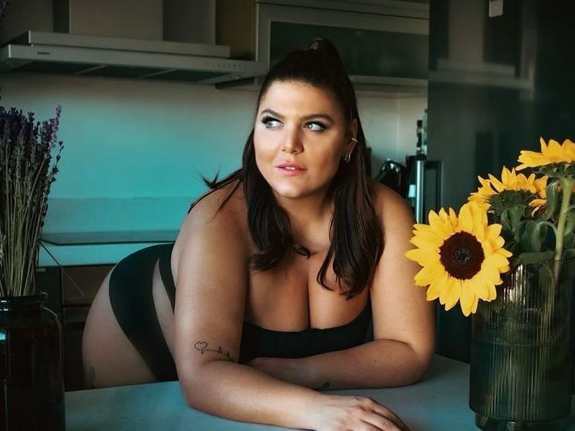«Ήσυχα μωρέ» - Η Δανάη Μπάρκα πόζαρε πιο hot από ποτέ και σχολίασε μέχρι και η Ναταλία Γερμανού