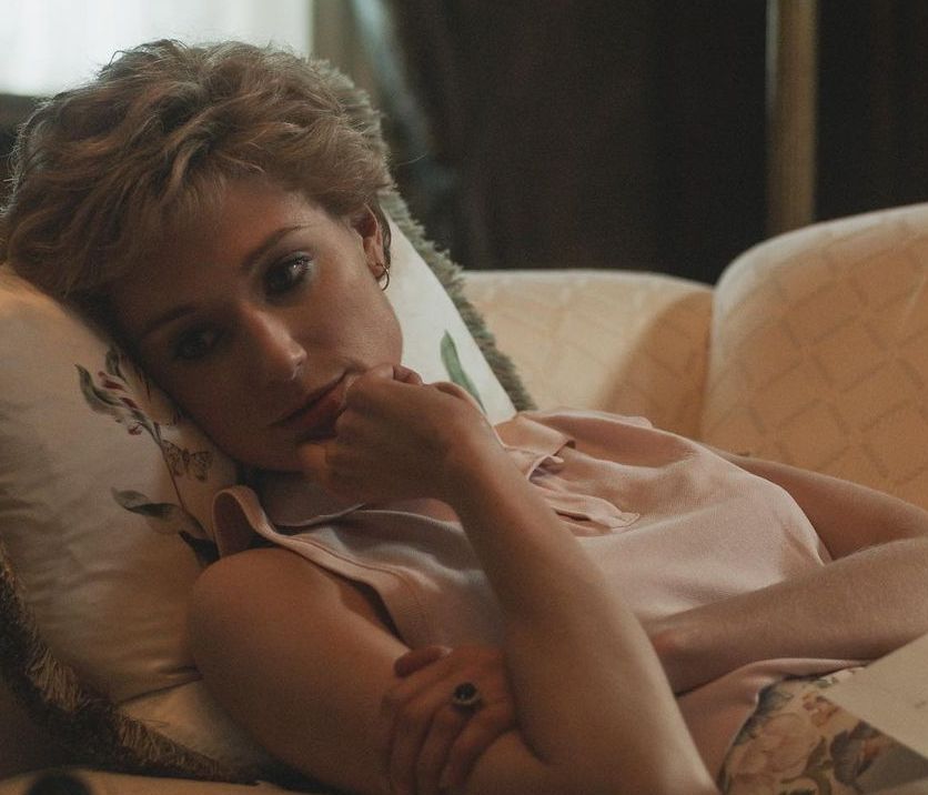 The Crown 5η σεζόν: Οι πρώτες photos της Diana και του Καρόλου (+ όλοι οι χαρακτήρες)