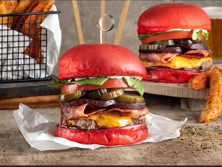 Άκης Πετρετζίκης: Love at first bite burger