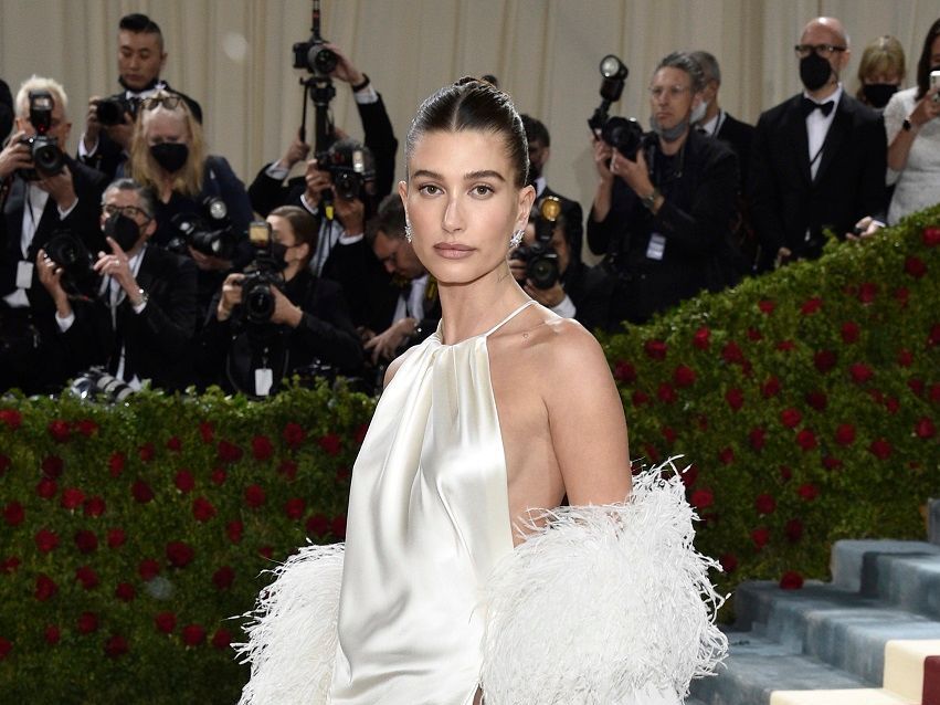 H Hailey Bieber διαψεύδει την εγκυμοσύνη της και μιλά για το νέο πρόβλημα υγείας που αντιμετωπίζει