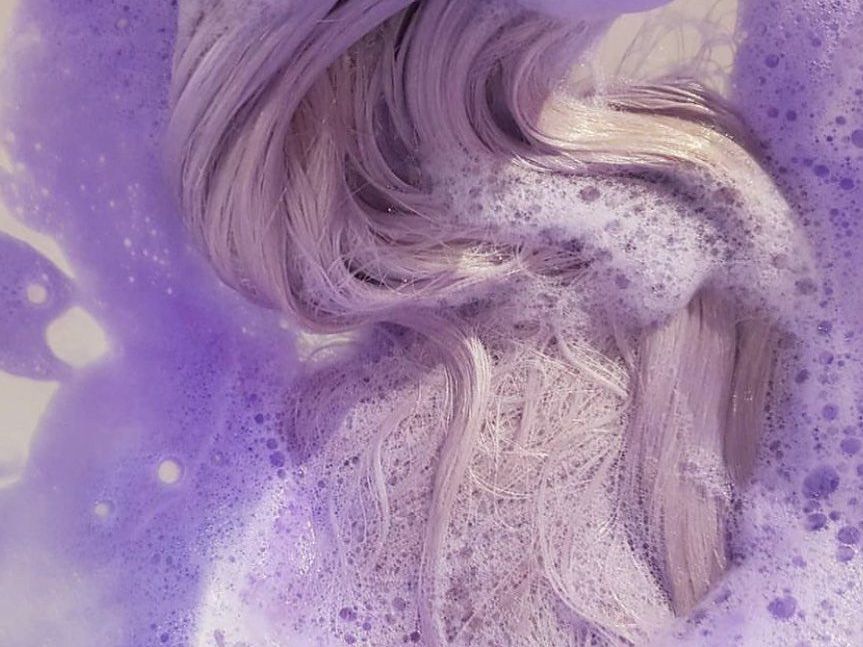 Silver shampoo: Μάθε αν το χρειάζεσαι και tips για να το χρησιμοποιήσεις σωστά