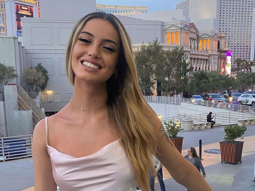 Η Δανάη Λιβιεράτου είναι η Ελληνίδα Jolie και βρίσκεται στη Μύκονο με τον σύντροφό της, Pablo Miller