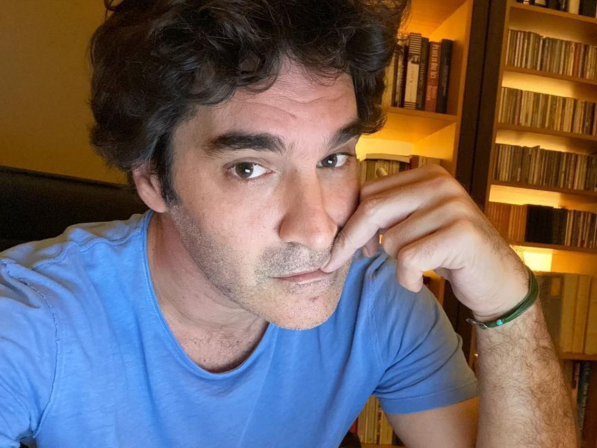 Ο Χριστόφορος Παπακαλιάτης 22 χρόνια μετά το «Να με προσέχεις» λύνει το γρίφο του φινάλε