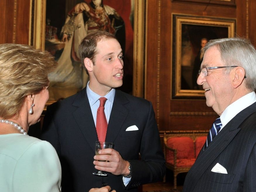 Τα διεθνή μέσα ειρωνεύτηκαν τον πρίγκιπα William για την απουσία του από την κηδεία του νονού του