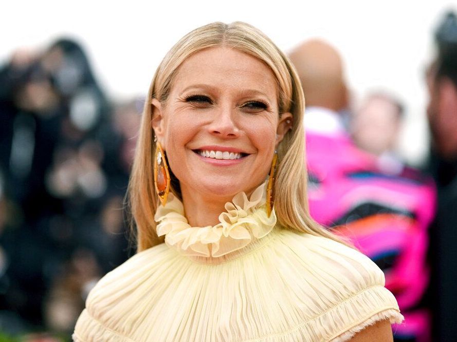 Η Gwyneth Paltrow στην πιο gold εκδοχή της ποζάρει γυμνή για να γιορτάσει τα 50 της χρόνια