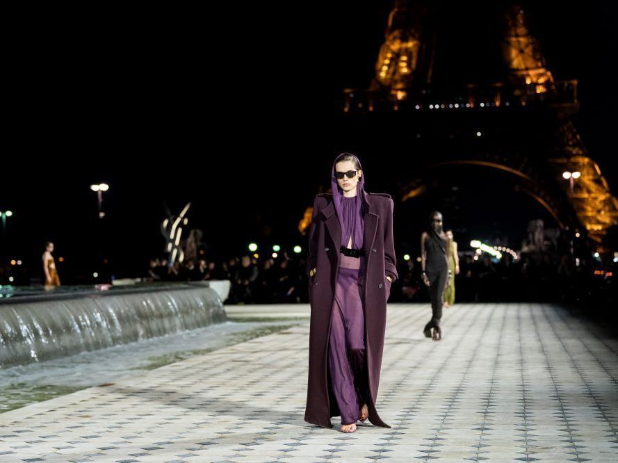 Yves Saint Laurent SS23: Τα 80s έρχονται στο σήμερα και το γυναικείο σώμα μπαίνει σε πρώτο πλάνο.