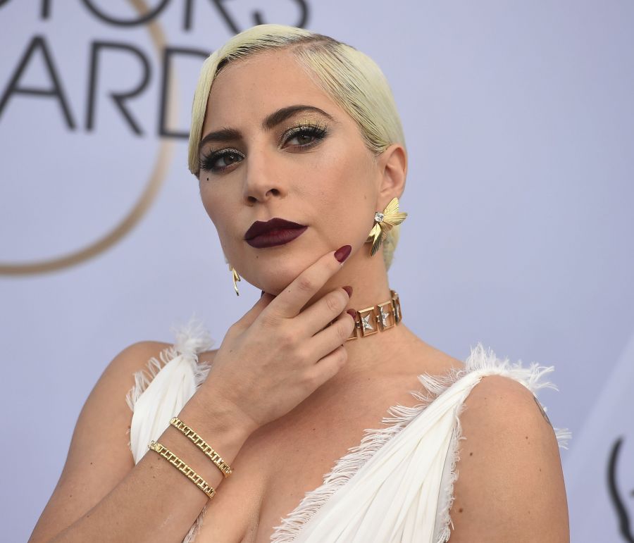 H Lady Gaga φόρεσε το ΑΠΟΛΥΤΟ μπορντό βερνίκι και κοστίζει λιγότερο από €10