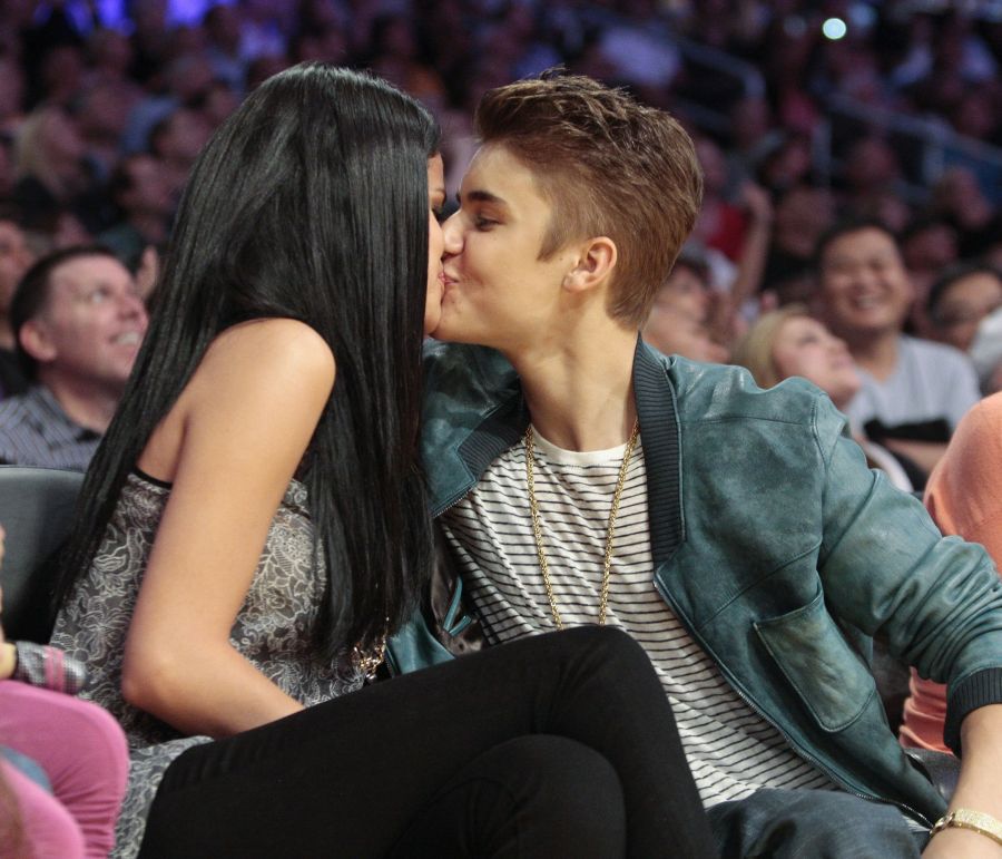 Ο Justin Bieber προσπαθεί να δικαιολογήσει γιατί έψαχνε βιντεάκια με τη Selena Gomez