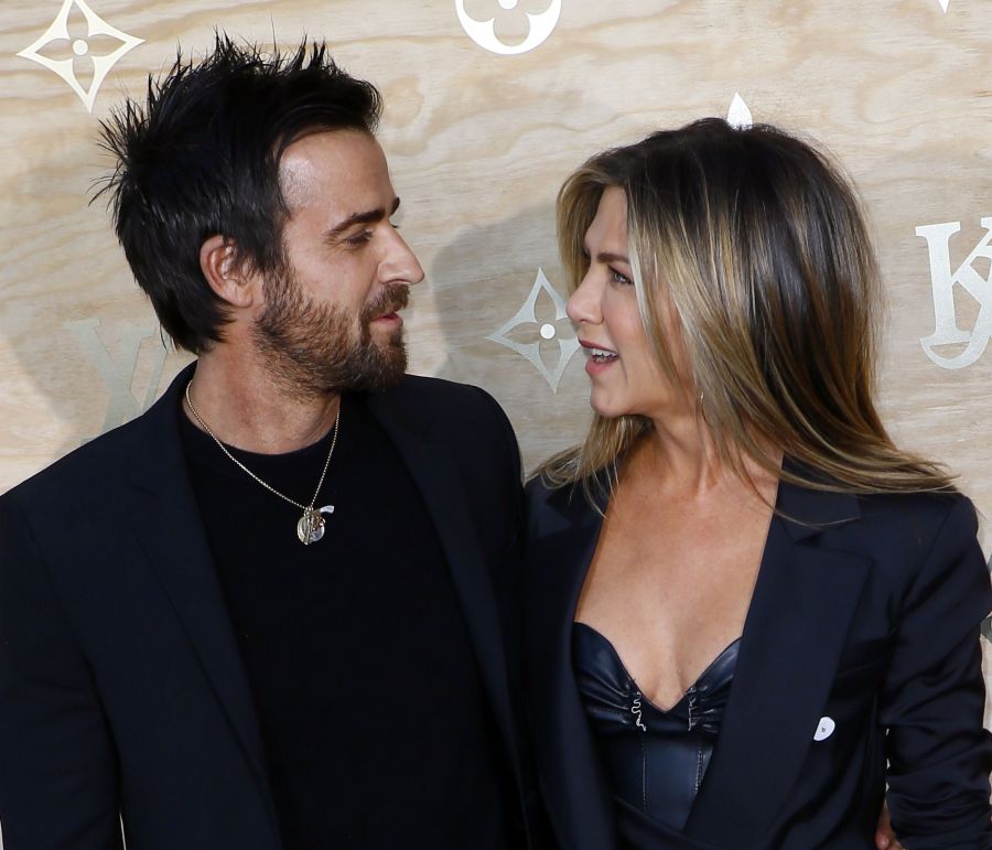 Επανασύνδεση για Aniston-Theroux: Η φωτό που τους δείχνει χέρι-χέρι
