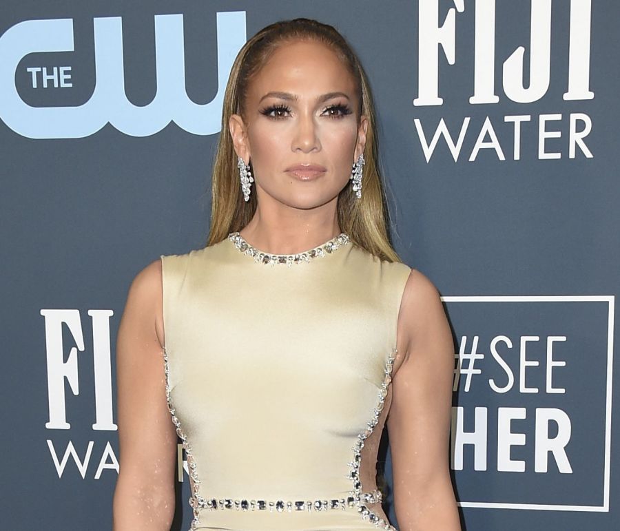 Το wild print που φόρεσε η Jennifer Lopez δεν πρέπει να λείπει από την ανοιξιάτικη γκαρνταρόμπα σου