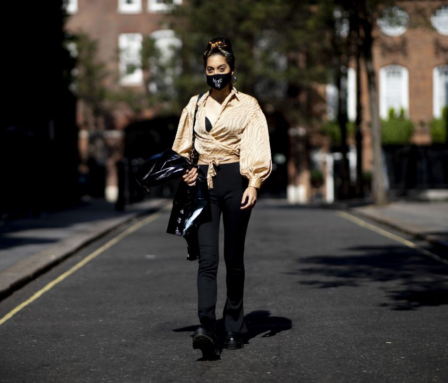 20 street style looks με πρωταγωνιστή τη μάσκα προσώπου μας δείχνουν τη νέα όψη της μόδας