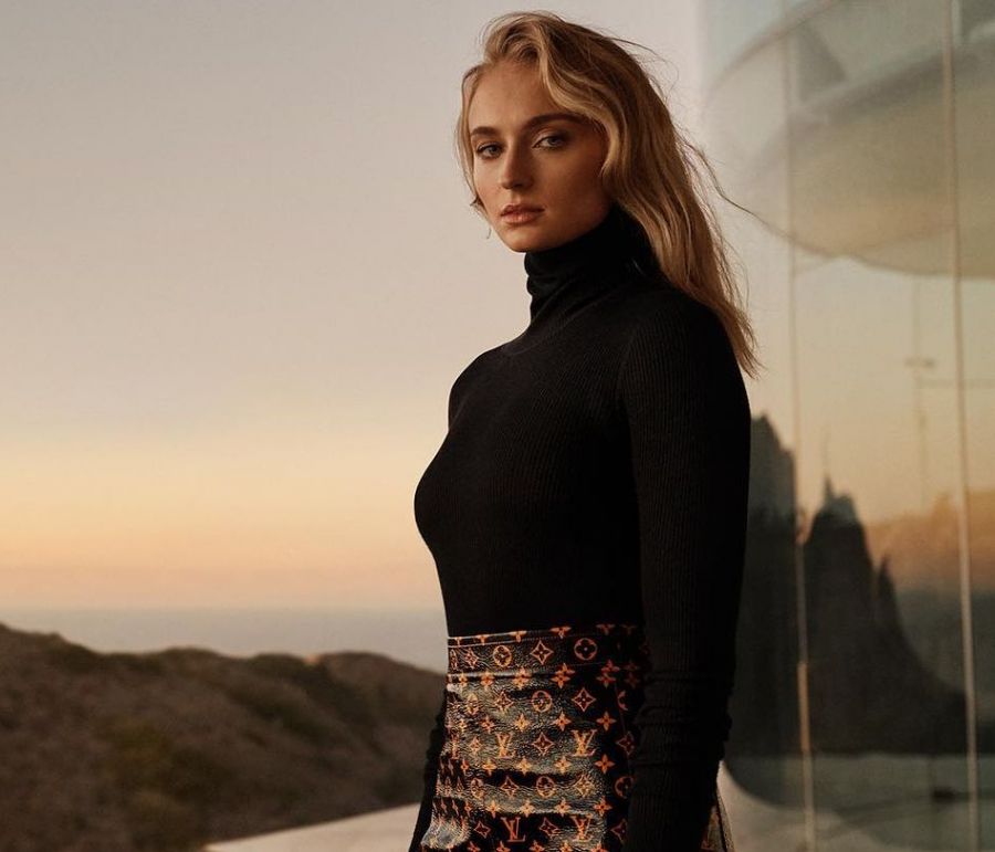 Η Sophie Turner βρήκε τα χειμερινά παπούτσια που θα ενέκρινε το Westeros