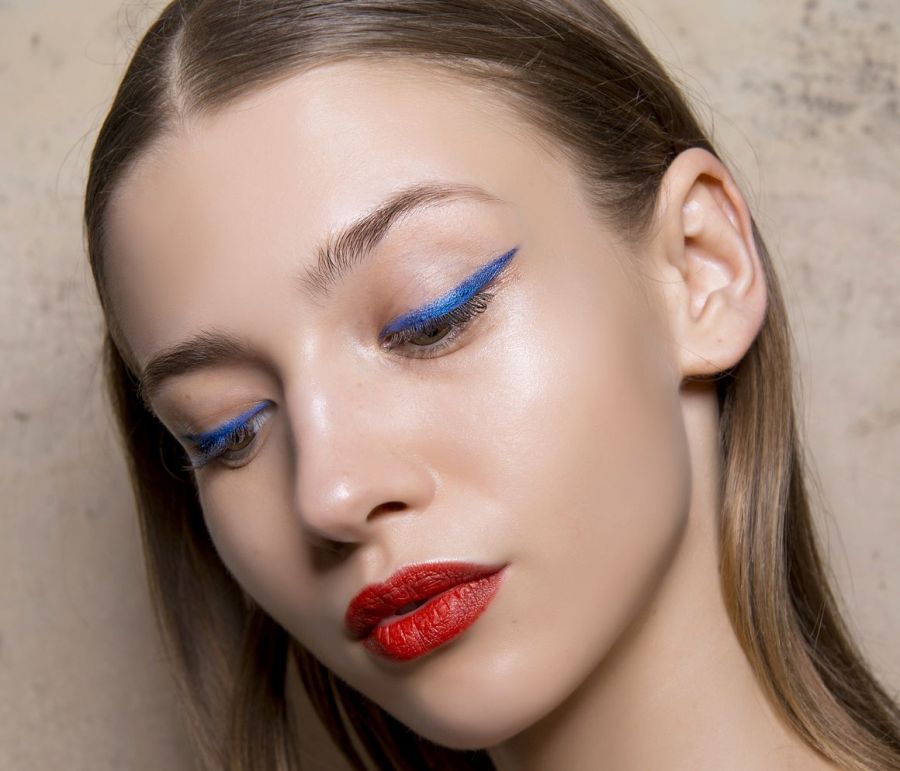 5 καφέ + 5 μπλε eyeliners για να κάνεις τα πιο όμορφα γιορτινά make up looks