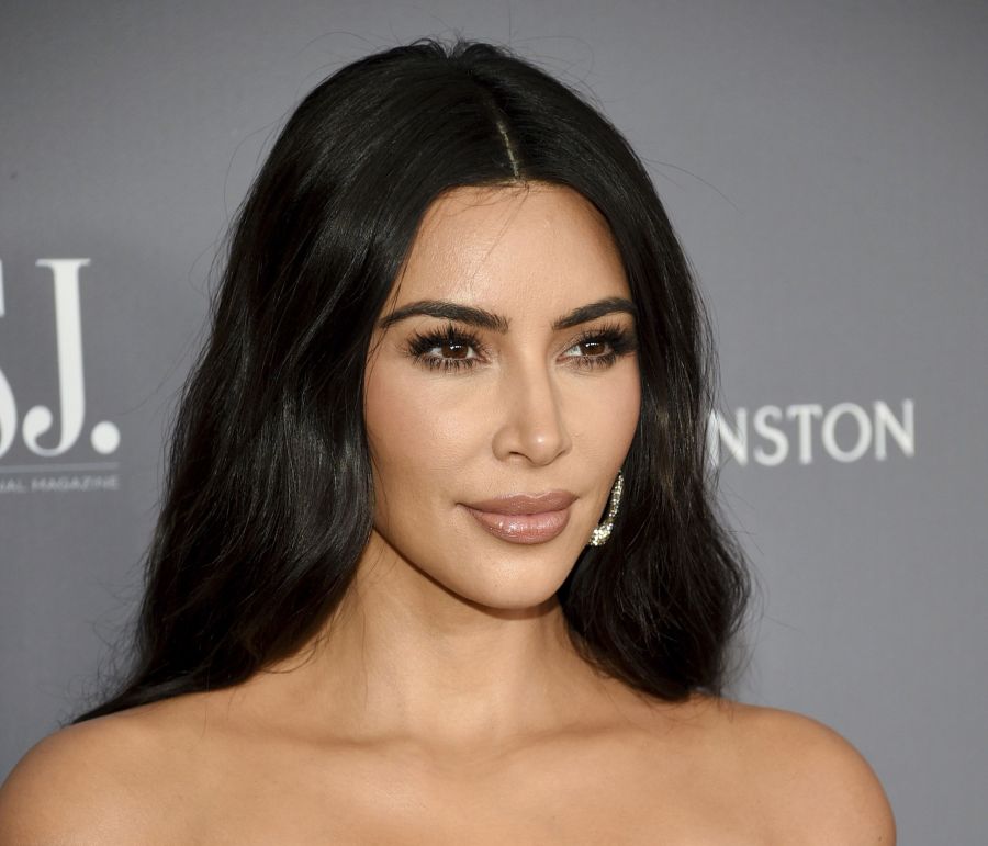New look! Η Kim Kardashian άλλαξε χρώμα στα μαλλιά της