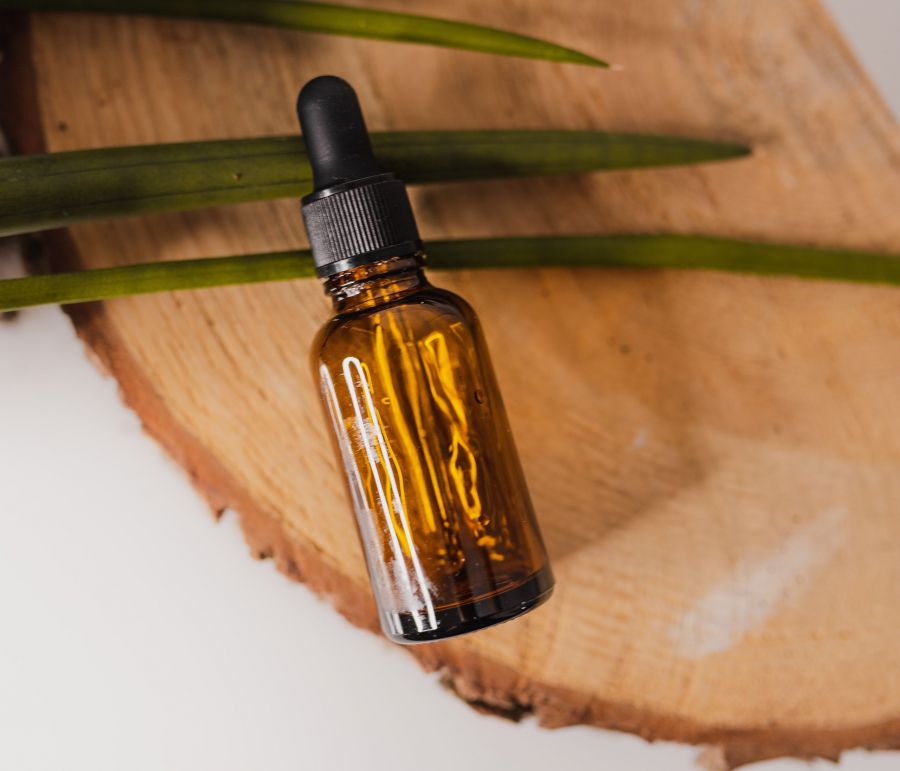 Tea tree oil: Το μαγικό έλαιο για να καταπολεμήσεις τα σπυράκια σου
