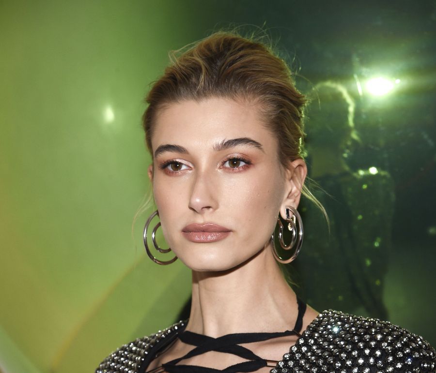 Η facialist της Hailey Bieber αποκάλυψε το μυστικό για τέλεια επιδερμίδα