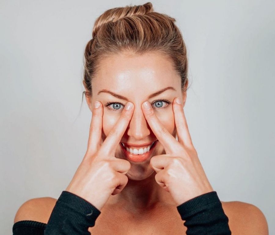 Πριν πέσεις για ύπνο κάνε face yoga για να χαλαρώσεις… (video)