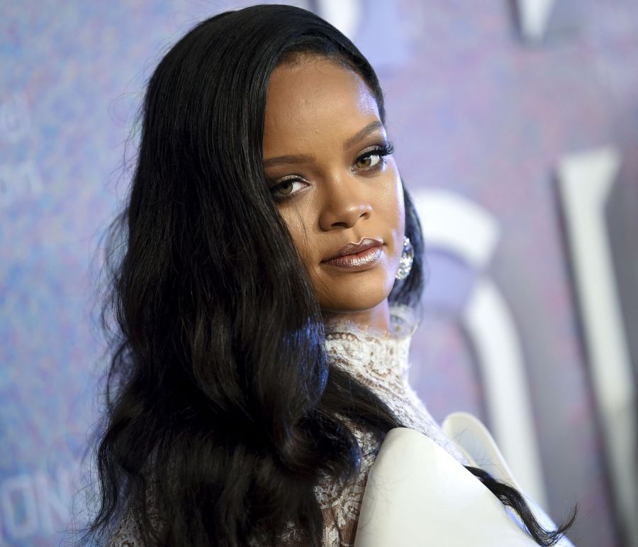 7 μυστικά μακιγιάζ της Rihanna για το απόλυτο glowing skin