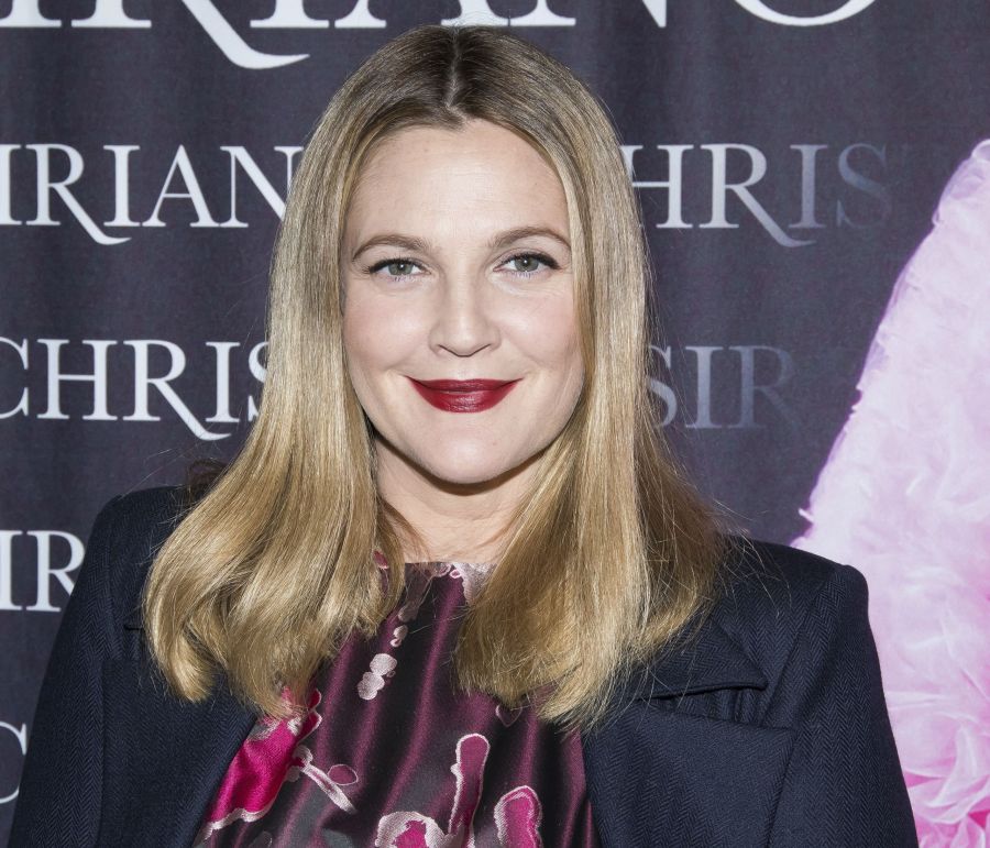 Η Drew Barrymore αποκάλυψε τι δεν θα κάνει ποτέ στην επιδερμίδα της (video)