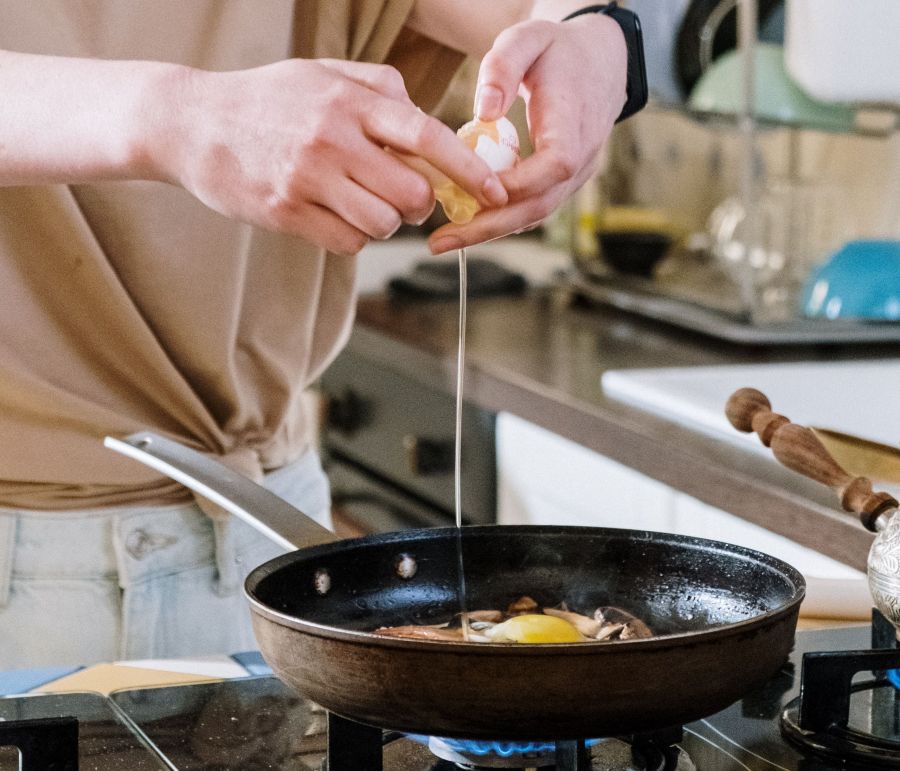 3 μυστικά για να φτιάξεις scrambled eggs που θα απογειώσουν το πρωινό σου (video)