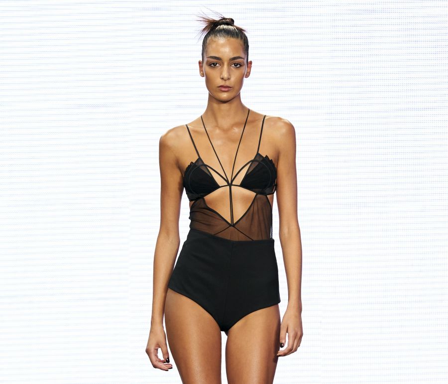 H SS22 συλλογή της Nensi Dojaka στο London Fashion Week είναι πραγματικά ένα αντίδοτο στο lockdown
